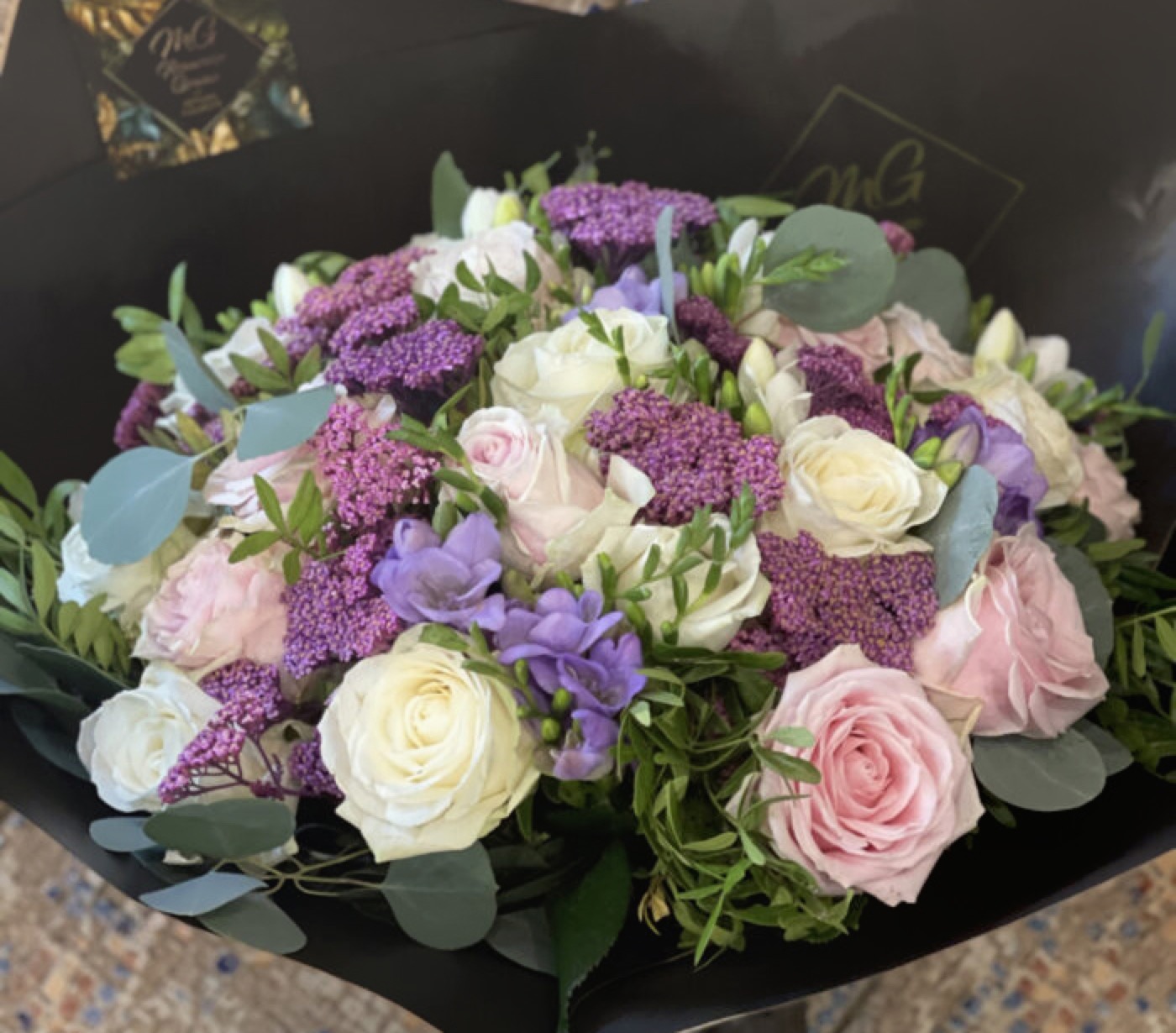 Bouquet roses et freesia dans le papier signature MG de Mauvaise Graine