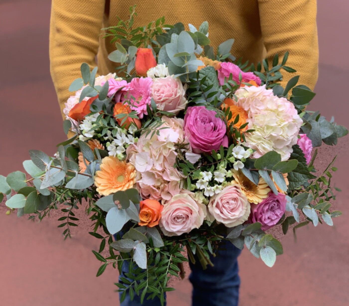 Bouquet champêtre coloré roses, hortensias et eucalyptus