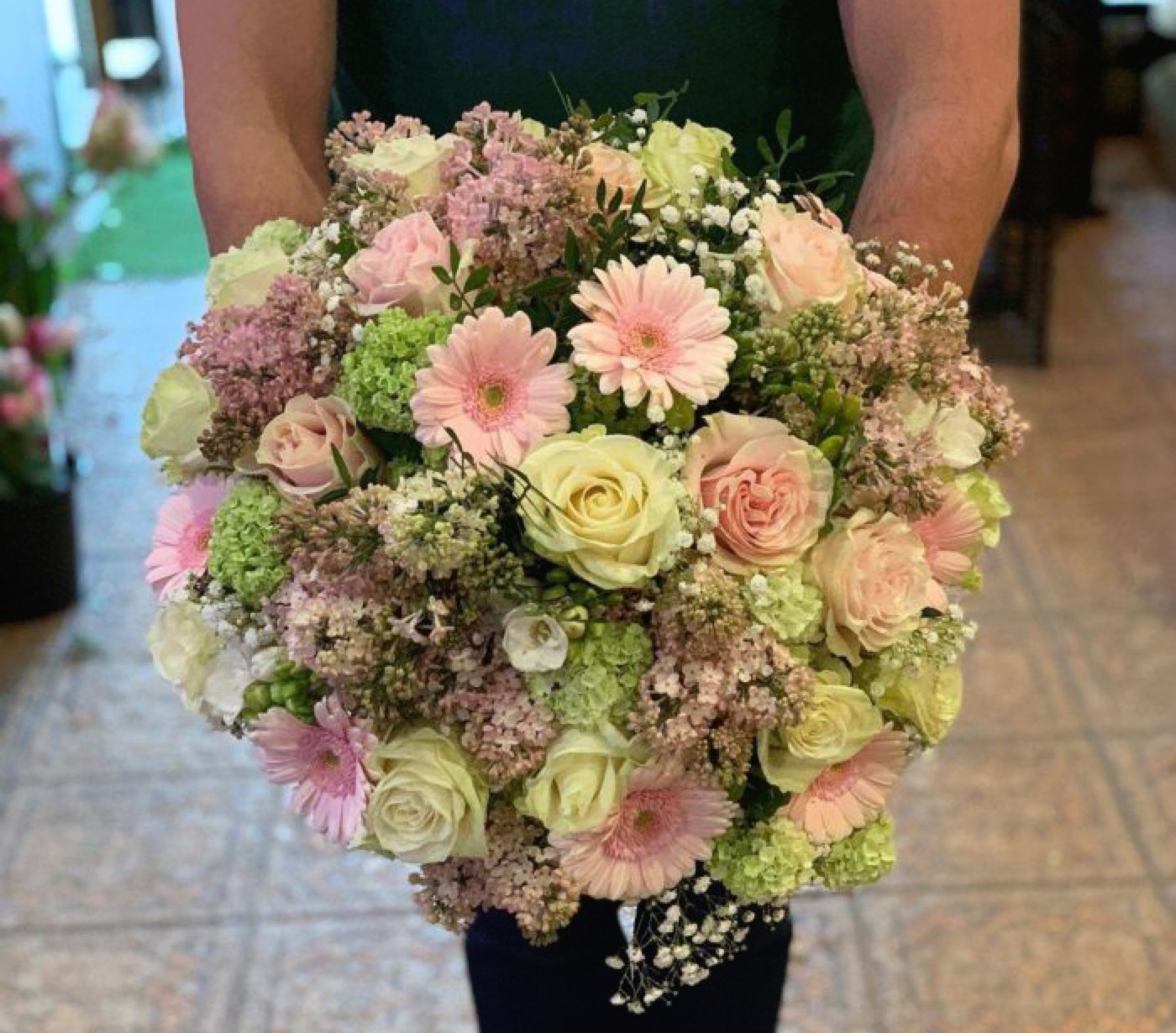 Bouquet rond rose poudré, roses et gerberas