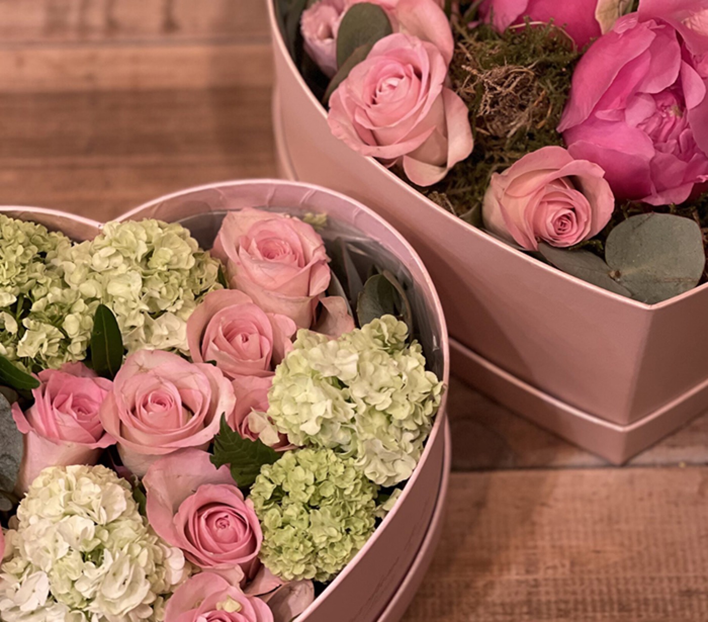Box en forme de cœur garnies de roses roses et hortensias