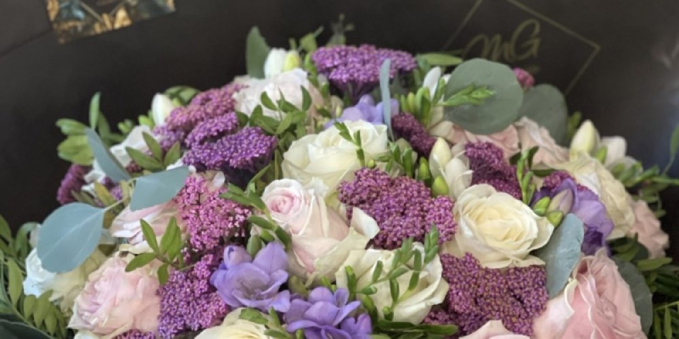 Composition florale mauve et rose dans le papier signature MG