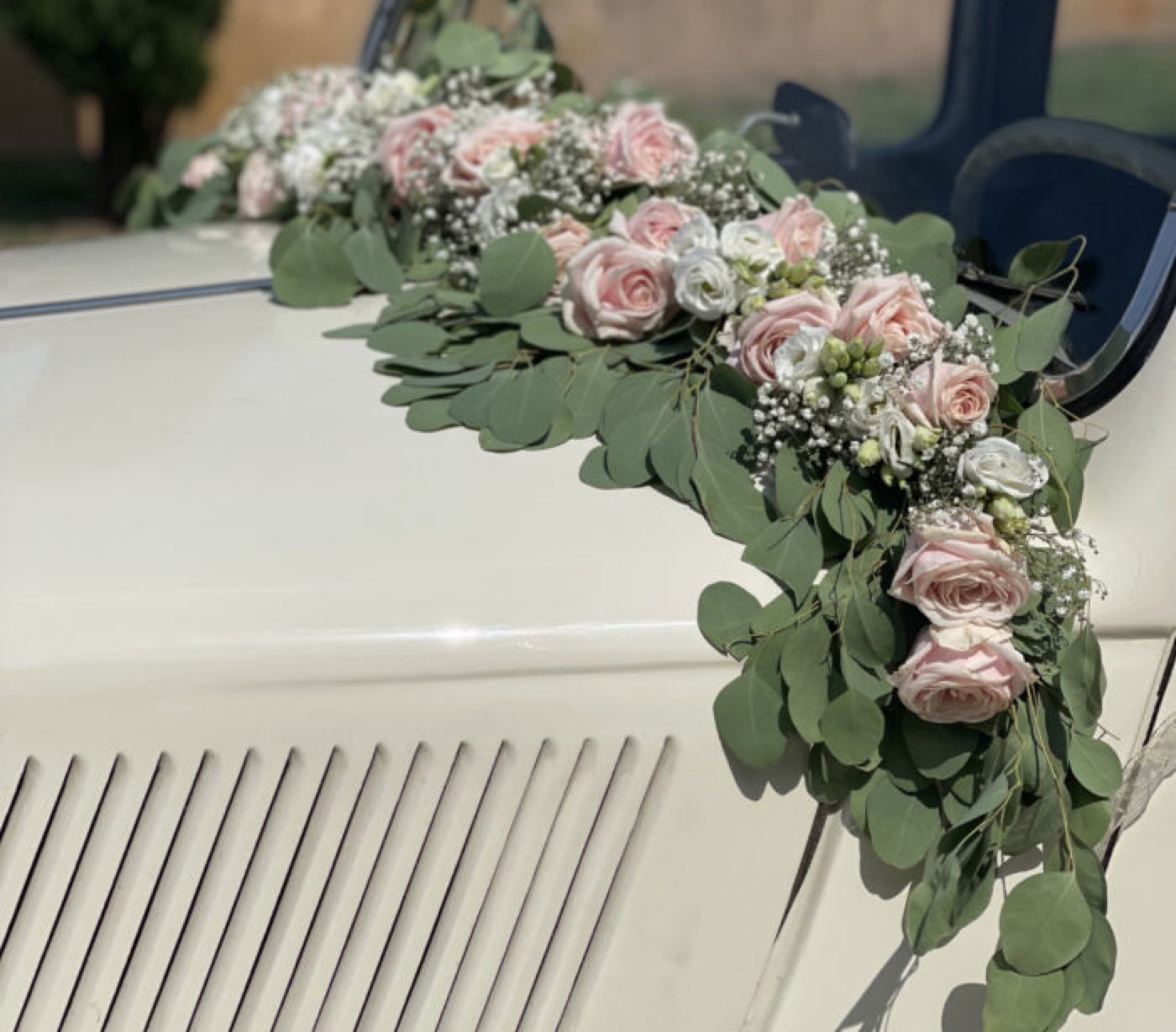 Décoration florale de voiture de mariage, roses pâles et eucalyptus