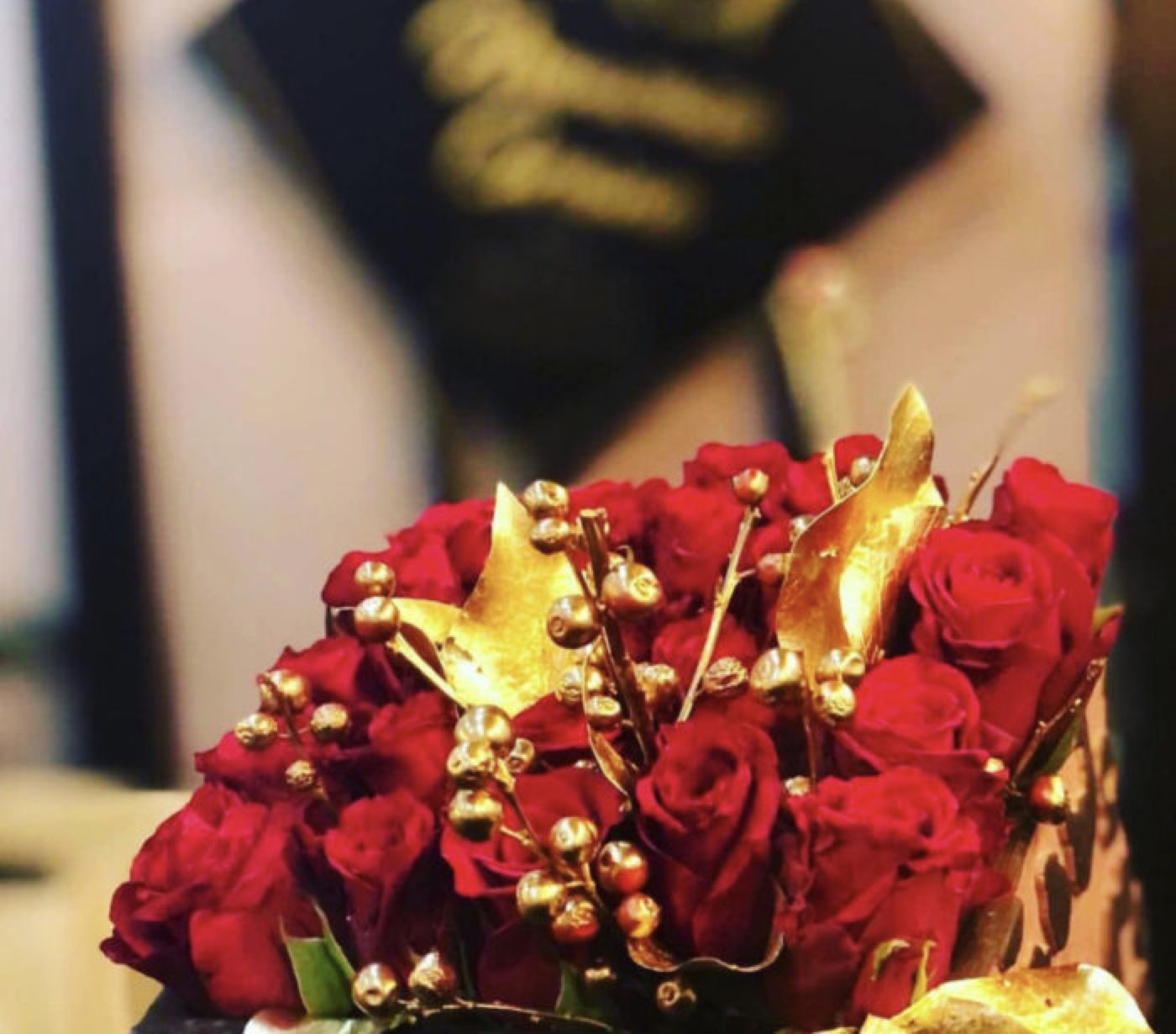 Bouquet de roses rouges et feuilles dorées pour la Saint-Valentin